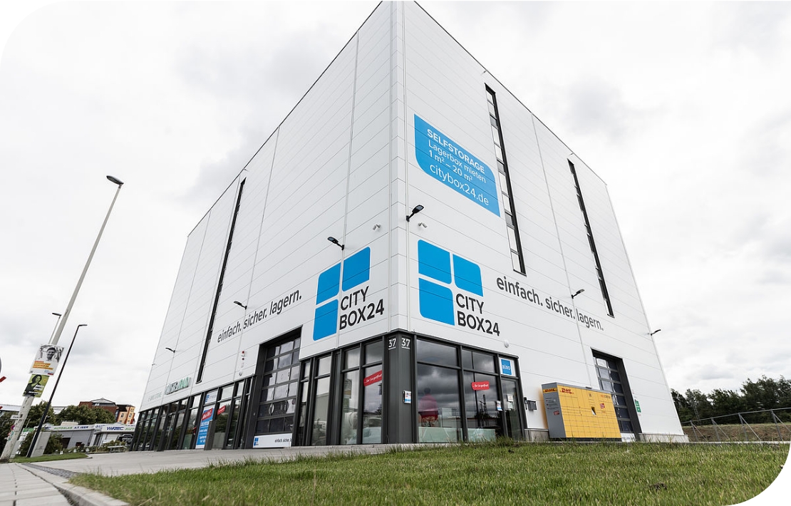 CityBox24 Gebäude Ein modernes mehrstöckiges Gebäude, auf dem CityBox24 steht.