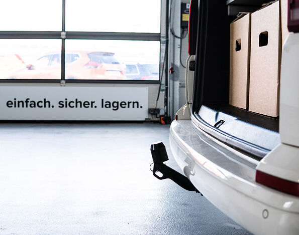 Kofferraum mit Kisten in Anfahrthalle bei CityBox24